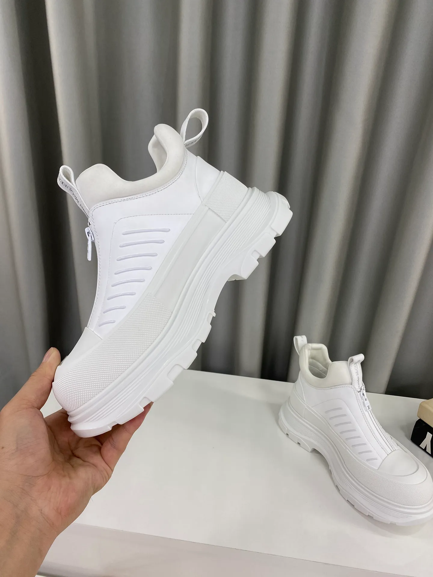 👟👟Ex-factory price 660👟👟Men's size +10 🔺Mc Queen 🔺Alexander McQueen's latest model, thick-soled front zipper dad shoes🌈 The designer has a bold idea and combines the trend of the times with the perfect design. It is super comfortable and versatile, with a new dad-style design and a multi-craft spliced ​​outsole. It is perfect. Many celebrities and Internet celebrities endorse it. 🔥Material: Original custom-made first-layer cowhide for the upper. Inside: Cali sheepskin feet. Outsole: Original TPU multi-layer combination outsole, •┈┈┈┈┈┈★┈┈┈┈┈┈┈• Size: Women’s 35～39 (34, 40, customization is non-returnable) Men’s 39～44 (38, 45, customization is not returnable) Full set of counter original packaging